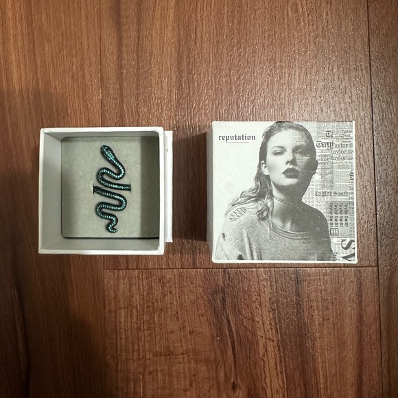*SOLD* Taylor Swift Reputation Green Snake Ring - Picture 2 of 4